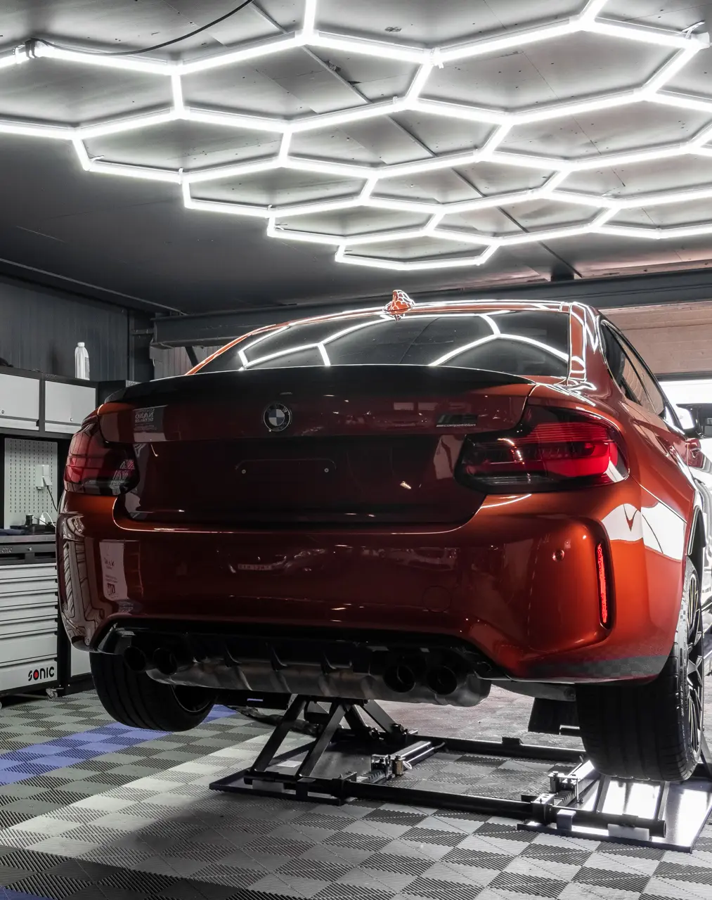 BMW M2 en plein traitement céramique 5 ans à Wavre - Face arrière du véhicule