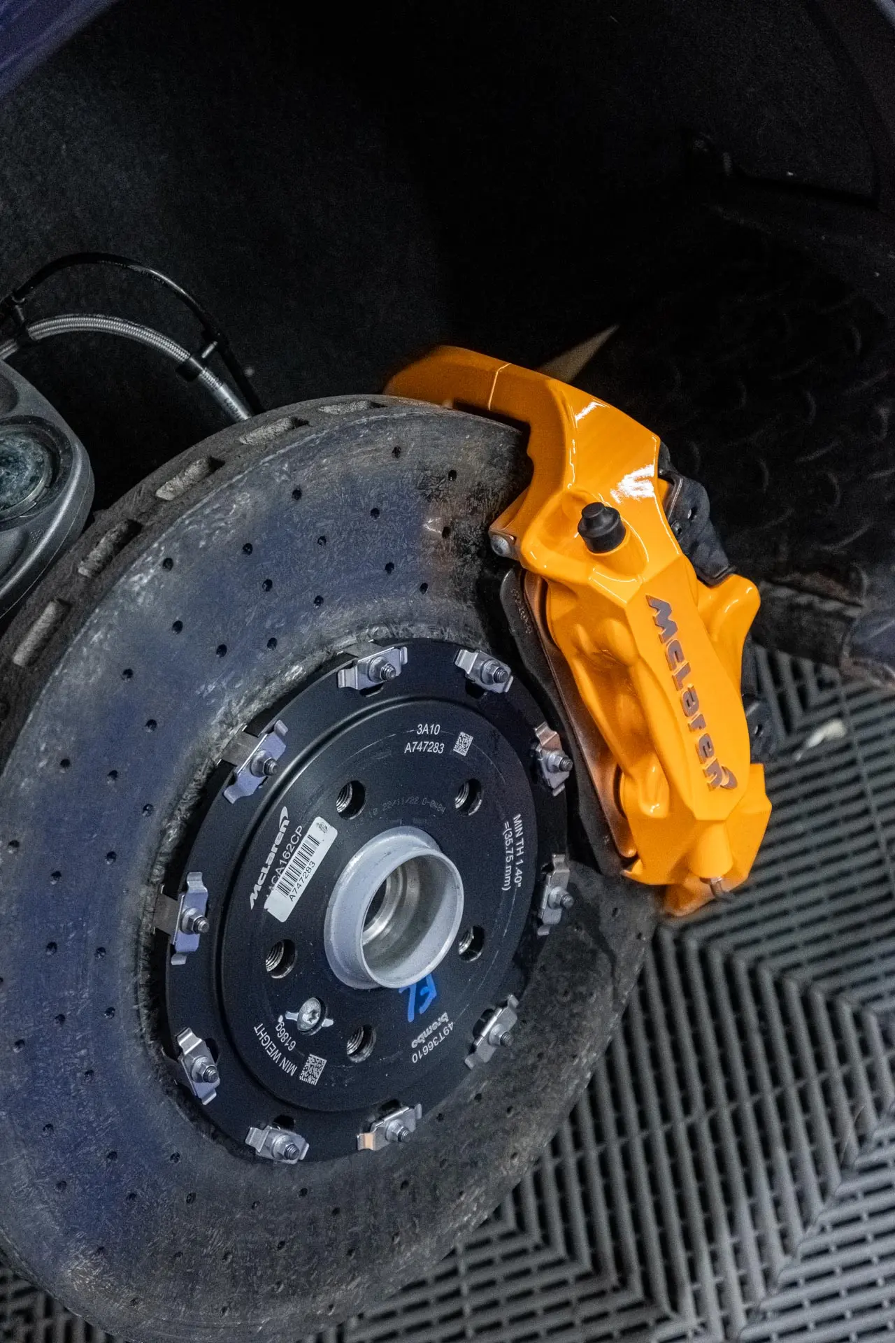 étrier de frein d&#39;une McLaren Artura protégé par un traitement céramique spécifique